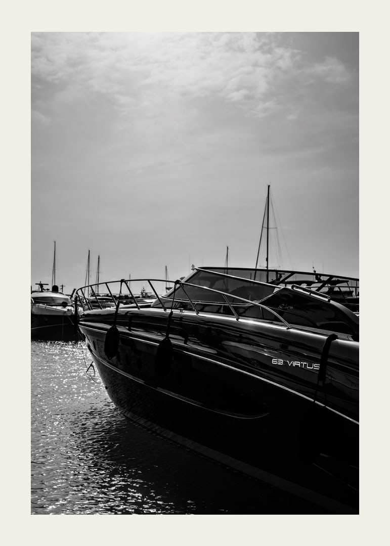 Silhouetten von Booten in einer ruhigen Wasserlandschaft.-12