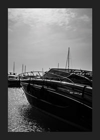 Silhouetten von Booten in einer ruhigen Wasserlandschaft.-5