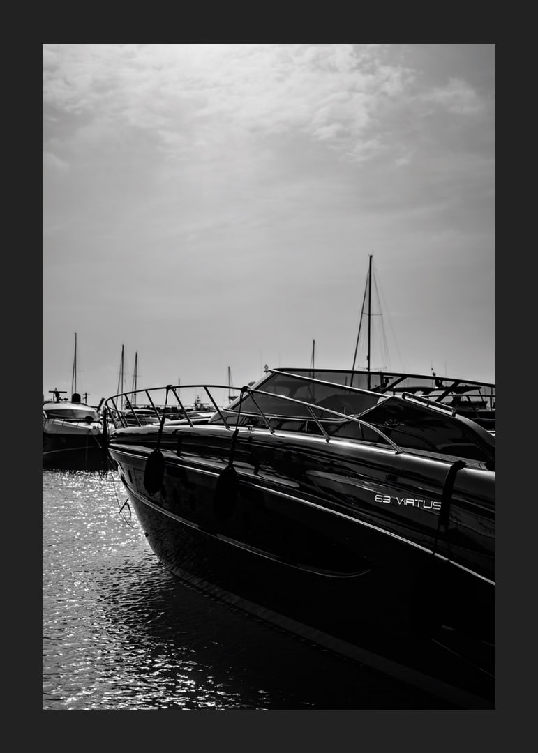 Silhouetten von Booten in einer ruhigen Wasserlandschaft.-12
