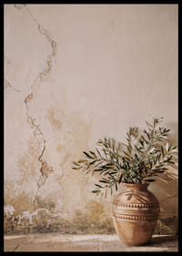 Una splendida composizione che ritrae un vaso rustico contro un muro patinato.-6