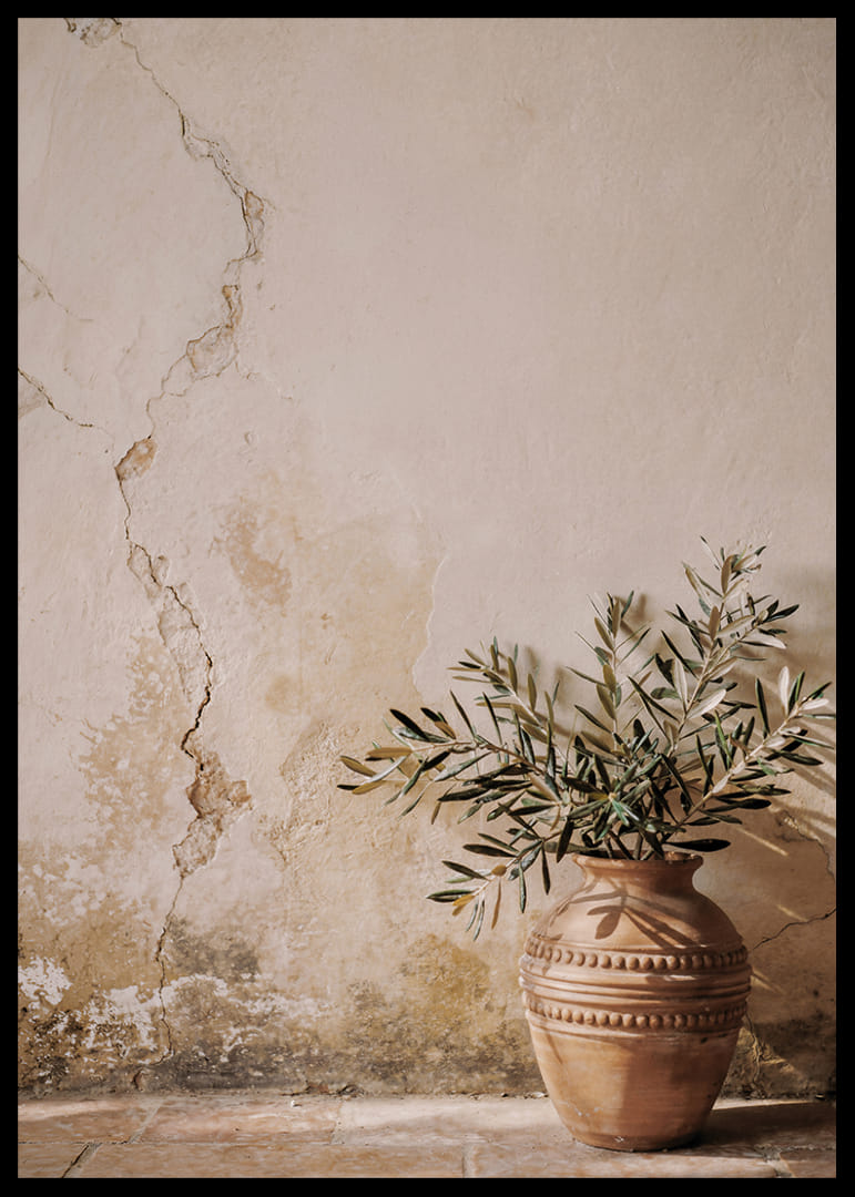 Una splendida composizione che ritrae un vaso rustico contro un muro patinato.-12