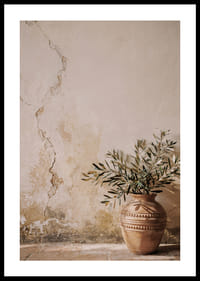 Una splendida composizione che ritrae un vaso rustico contro un muro patinato.-0