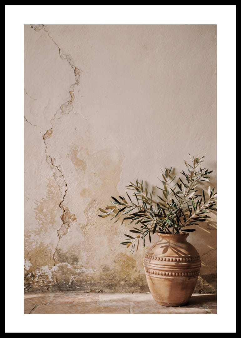 Una splendida composizione che ritrae un vaso rustico contro un muro patinato.-12
