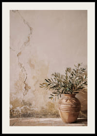 Una splendida composizione che ritrae un vaso rustico contro un muro patinato.-2