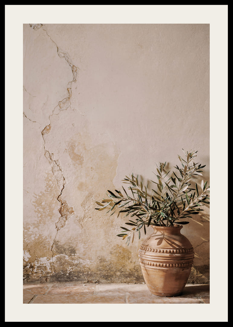 Una splendida composizione che ritrae un vaso rustico contro un muro patinato.-12