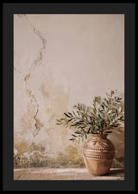 Una splendida composizione che ritrae un vaso rustico contro un muro patinato.-4