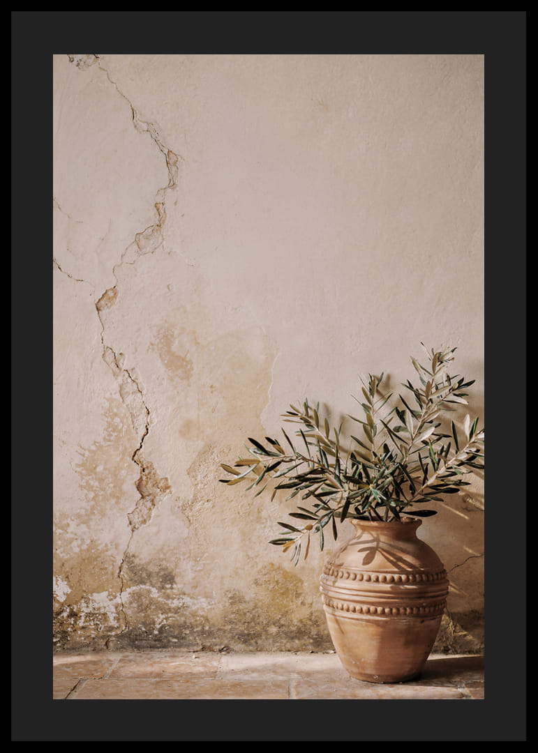 Una splendida composizione che ritrae un vaso rustico contro un muro patinato.-12