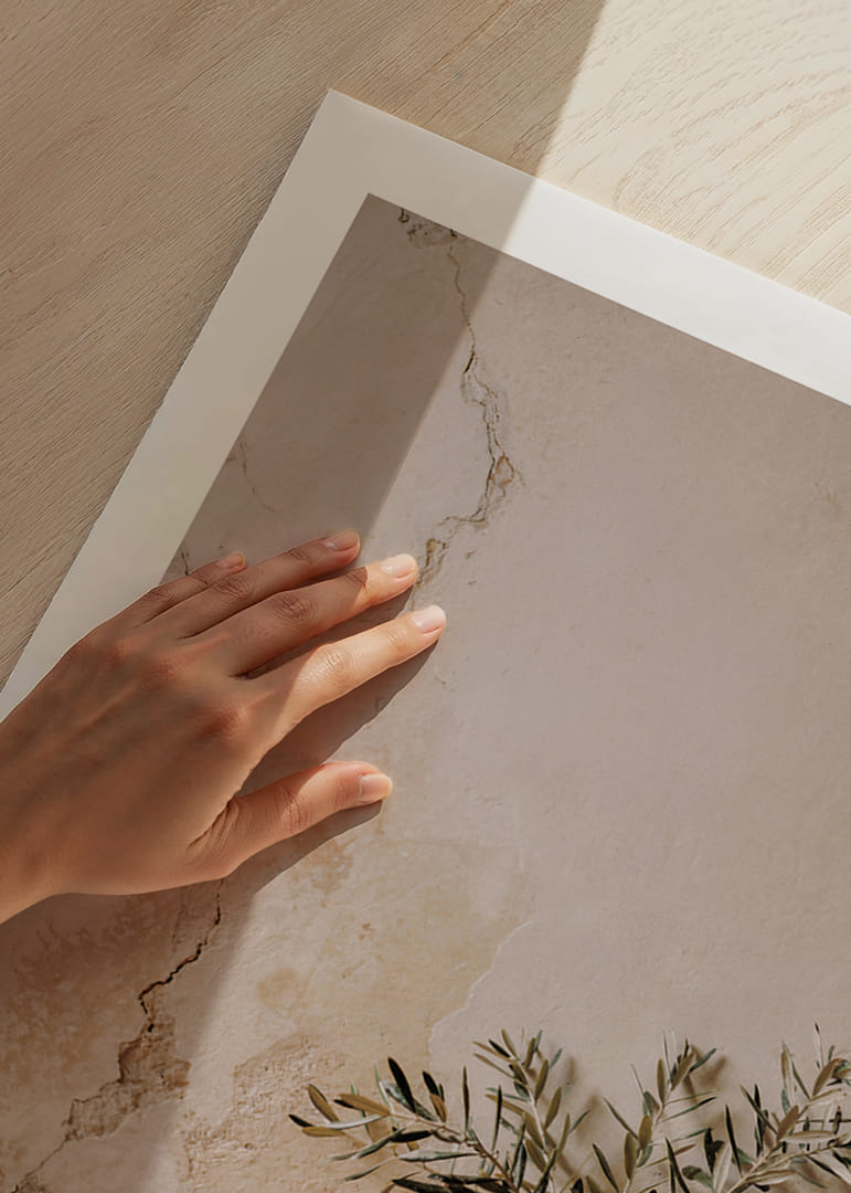 Una splendida composizione che ritrae un vaso rustico contro un muro patinato.-12