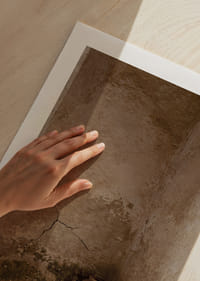 Un angolo tranquillo con tonalità e texture naturali della terra.-9