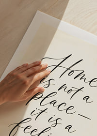 Känn värmen av hemmet förmedlad genom elegant typografi.-9