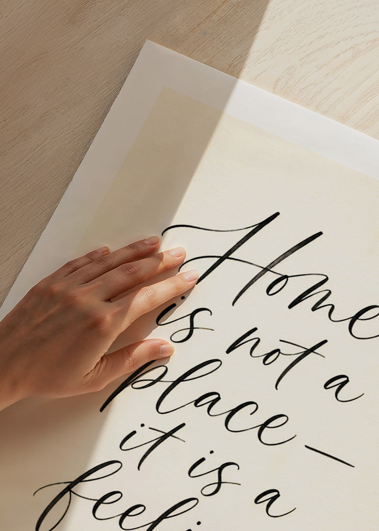 Känn värmen av hemmet förmedlad genom elegant typografi.-12