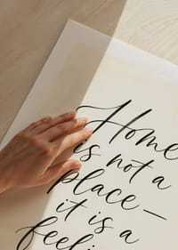 Pocíťte teplo domova vyjadrené elegantnou typografiou.-9