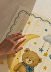 Ein niedlicher Teddybär schläft sicher auf dem Mond zwischen den Sternen.-3