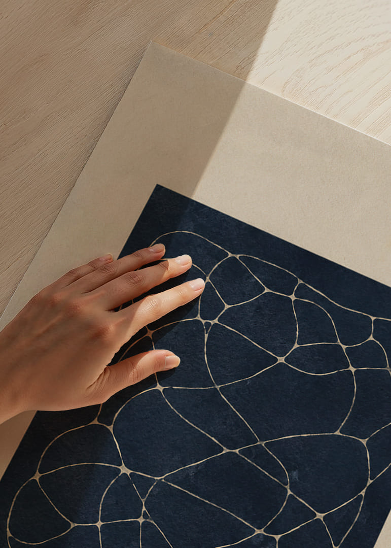 Eleganta linjer bildar ett mönster mot en djupblå bakgrund.-12