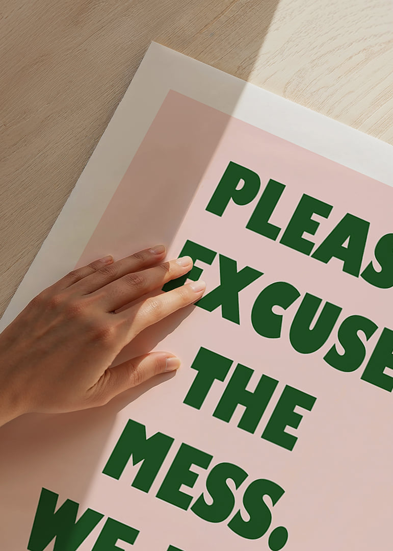 Plakat typograficzny z humorystycznym przekazem w kolorze ciemnozielonym na jasnoróżowym.-12