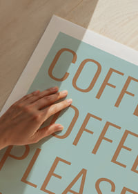 Plakat typograficzny z przekazem kawowym w ciepłych miedzianych odcieniach na tle delikatnej miętowej zieleni.-9