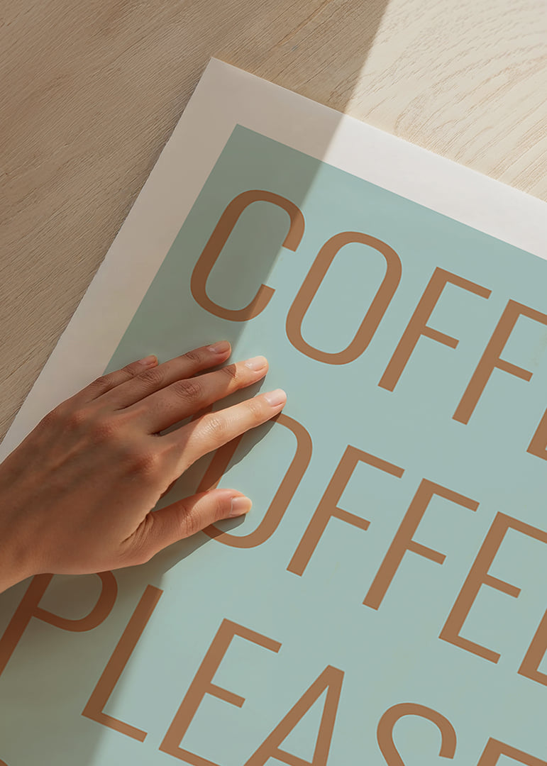 Plakat typograficzny z przekazem kawowym w ciepłych miedzianych odcieniach na tle delikatnej miętowej zieleni.-12