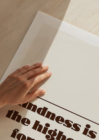 Plakat typograficzny z ciepłym przesłaniem życzliwości i inteligencji.-9