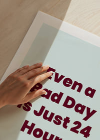Plakat typograficzny z przesłaniem nadziei w kolorze bordowym na jasnoniebieskim tle.-9
