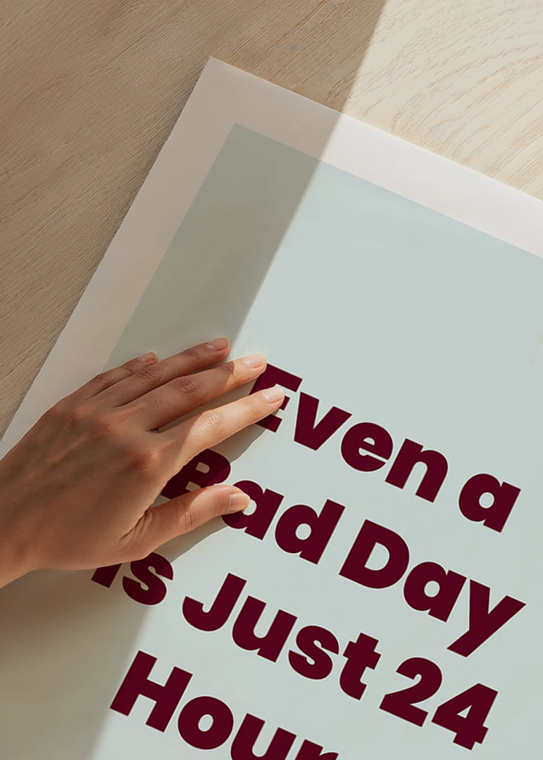 Plakat typograficzny z przesłaniem nadziei w kolorze bordowym na jasnoniebieskim tle.-12