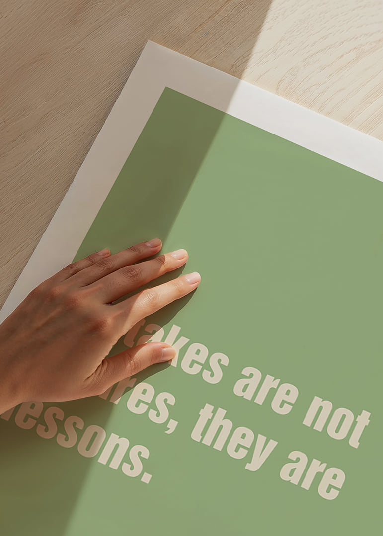 Minimalistyczny plakat z tekstem w delikatnym zielonym kolorze, zawierający motywujące przesłanie dotyczące nauki.-12
