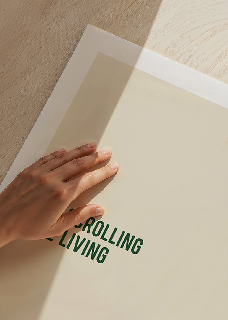 Minimalistyczny plakat typograficzny z przesłaniem zachęcającym do większej obecności w życiu codziennym.-12