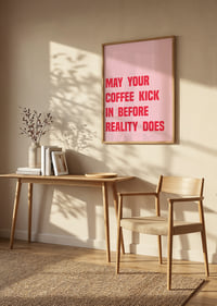 Plakat typograficzny z humorystycznym cytatem o kawie w kolorze czerwonym na jasnoróżowym tle.-2