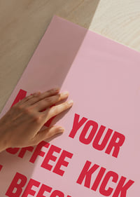 Plakat typograficzny z humorystycznym cytatem o kawie w kolorze czerwonym na jasnoróżowym tle.-3