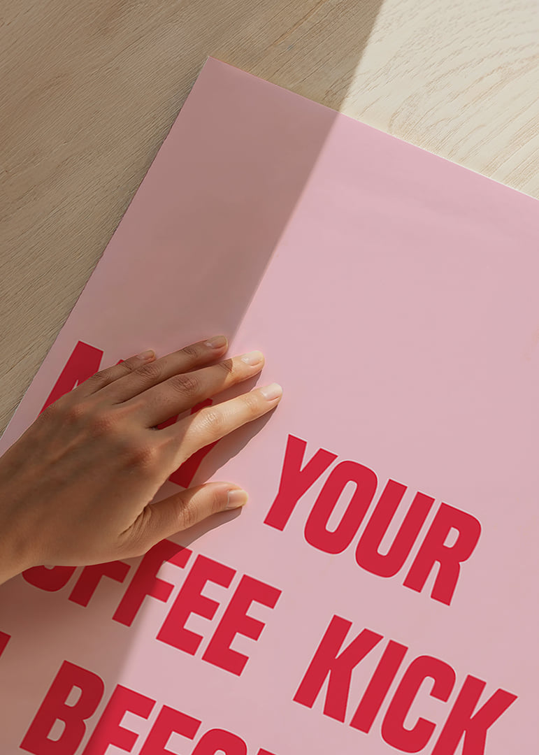 Plakat typograficzny z humorystycznym cytatem o kawie w kolorze czerwonym na jasnoróżowym tle.-12