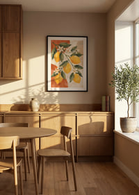 Des citrons jaune soleil et des fleurs blanches dans un tableau chaleureux d'inspiration méditerranéenne.-8