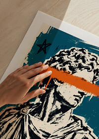 Klasikinė Dovydo skulptūra susitinka su neapdorotais grafiti žalsvai mėlynais ir oranžiniais atspalviais.-9