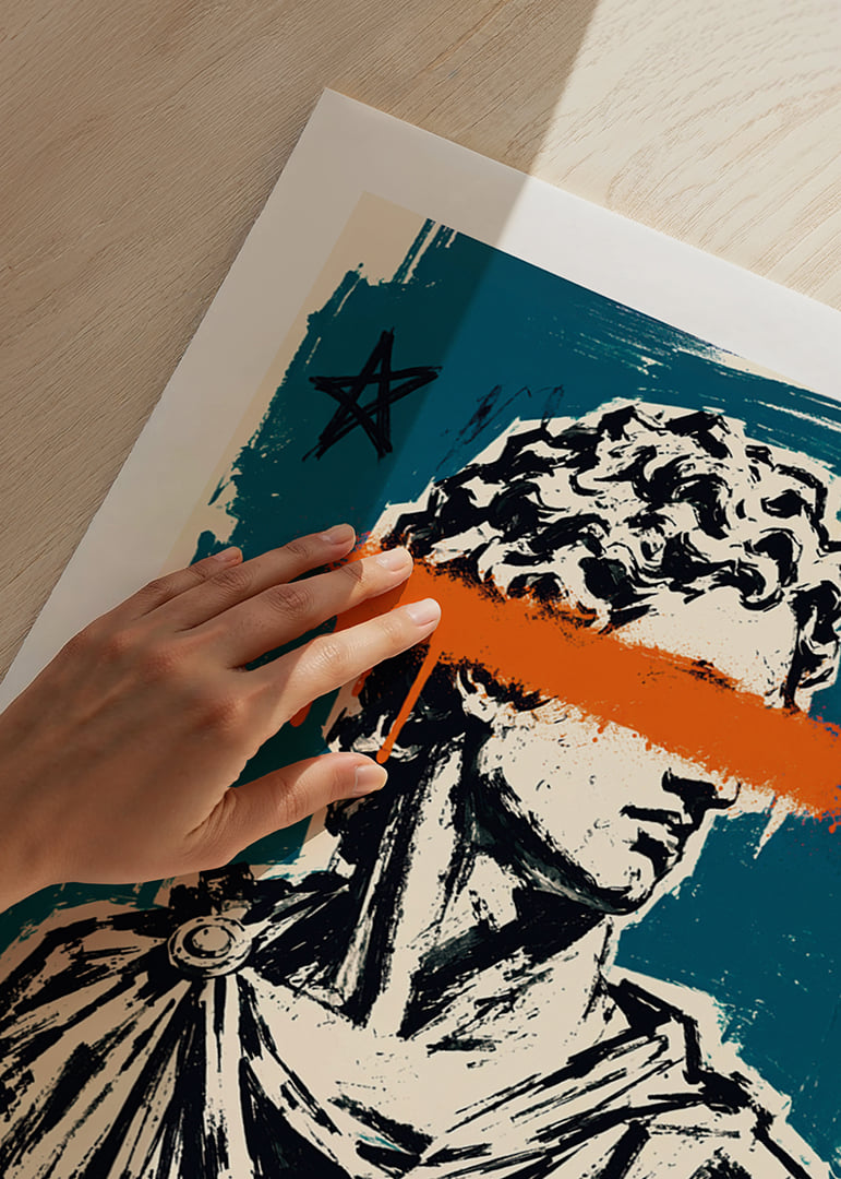 Klasikinė Dovydo skulptūra susitinka su neapdorotais grafiti žalsvai mėlynais ir oranžiniais atspalviais.-12