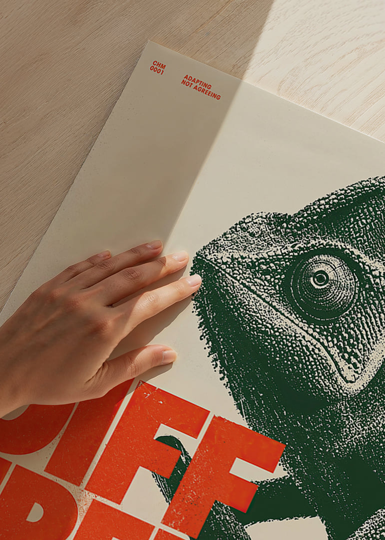 Grafinis chameleonas su ryškia žalios ir raudonos spalvos tipografija, suteikiančia drąsią išraišką.-12