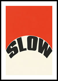 Grafisk typografiposter med ordet SLOW i svart mot varm röd och krämvit bakgrund.-0