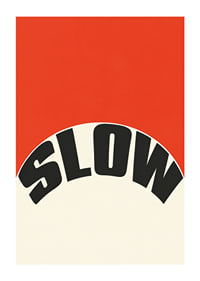 Grafisk typografiposter med ordet SLOW i svart mot varm röd och krämvit bakgrund.-1