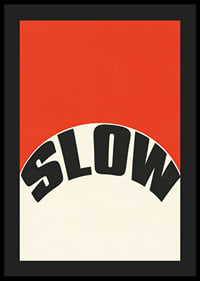 Grafisk typografiposter med ordet SLOW i svart mot varm röd och krämvit bakgrund.-4