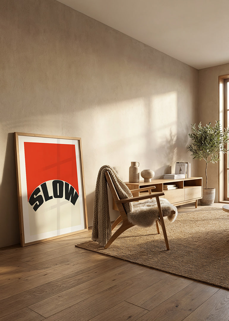 Grafisk typografiposter med ordet SLOW i svart mot varm röd och krämvit bakgrund.-12
