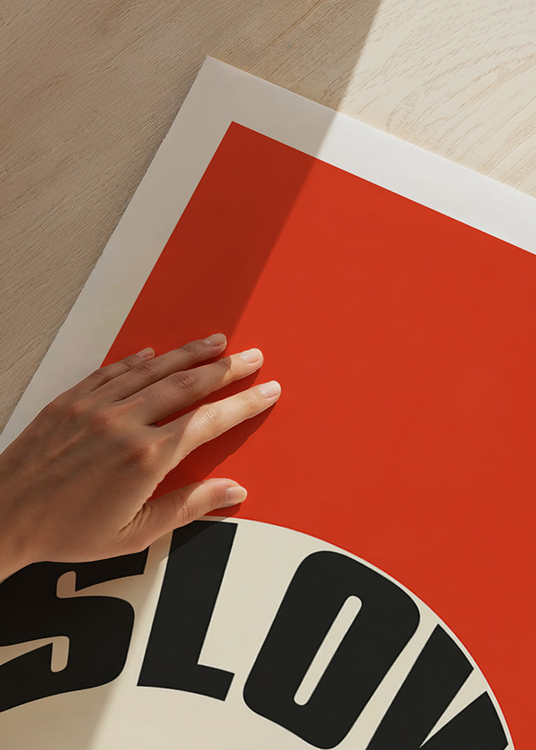 Grafisk typografiposter med ordet SLOW i svart mot varm röd och krämvit bakgrund.-12