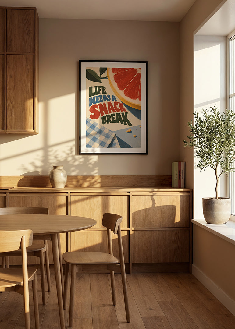 Plakat inspirowany stylem retro z grejpfrutem, pudełkiem piknikowym i zabawnym przekazem dotyczącym przekąsek.-12