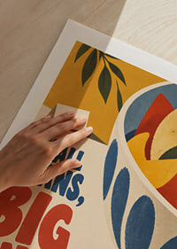Plakat inspirowany stylem retro z kolorową miską na przekąski i zabawną typografią.-9