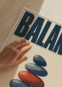 Ułożone kamienie i ciepła, retro typografia tworzą poczucie spokoju i równowagi.-3