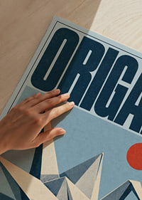 Graficzny żuraw origami w czerwonym słońcu w pełnej nadziei kompozycji inspirowanej stylem retro.-3
