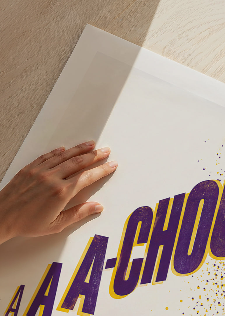 Zabawny plakat typograficzny z donośnym kichnięciem i pozdrowieniami ze świata.-12