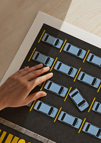 Zabawny plakat parkingowy z krzywym samochodem łamiącym idealny wzór.-9