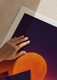 Glödande orange måne och mörka pyramider skapar en drömsk rymdstämning.-9