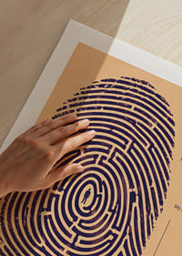 Graafinen sormenjälki, josta muodostuu labyrintti ainutlaatuisen identiteettisi ympärille.-9