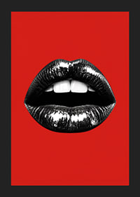 Glossy black lips against a red base create a bold and glamorous feel.-5