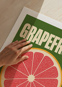 Grafische Darstellung einer Grapefruitscheibe in Rosa und Orange vor dunkelgrünem Hintergrund.-9