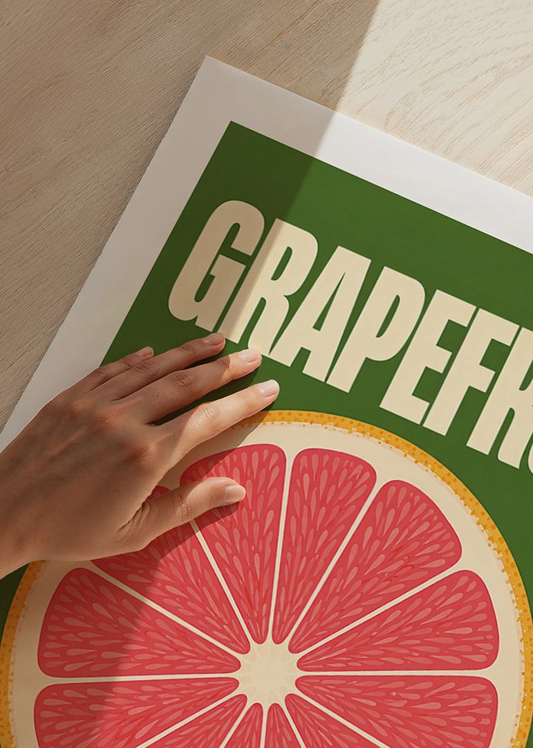 Grafische Darstellung einer Grapefruitscheibe in Rosa und Orange vor dunkelgrünem Hintergrund.-12