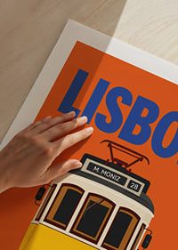 Farbenfrohes Plakat mit der klassischen gelben Straßenbahn Lissabons vor orangefarbenem Hintergrund.-9